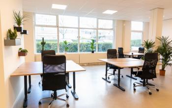 Ruime, lichte kantoorruimte huren op Westplein 12 in Rotterdam Centrum met grote ramen, bureaus en comfortabele stoelen.