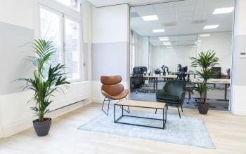 Kantoorruimte te huur in Rotterdam Centrum op Westplein 12, met moderne meubels en ruime werkplekken.