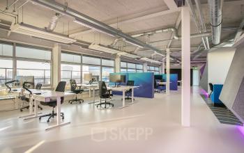 Moderne kantoorruimte in Rotterdam op Vasteland 42-110 met open werkplekken voorzien van bureaus en computers.