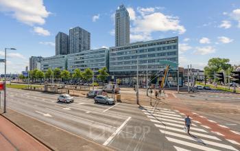 Uitzicht op het kantoorpand aan Vasteland 42-110 in Rotterdam Centrum, met moderne architectuur en omringende wegen. Perfecte locatie voor kantoorruimte huren midden in de stad.