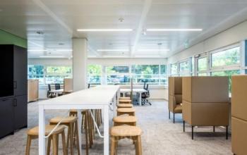 Moderne kantoorruimte huren bij Vasteland 42-110 in Rotterdam Centrum, gemeubileerd met hoge tafels en stoelen voor informeel overleg.