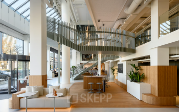 Moderne kantoorruimte op Vasteland 42-110, Rotterdam Centrum met veel natuurlijke lichtinval, stijlvolle inrichting en open indeling. Geschikt voor kantoorruimte huren met uitnodigende werkplekken en moderne voorzieningen.