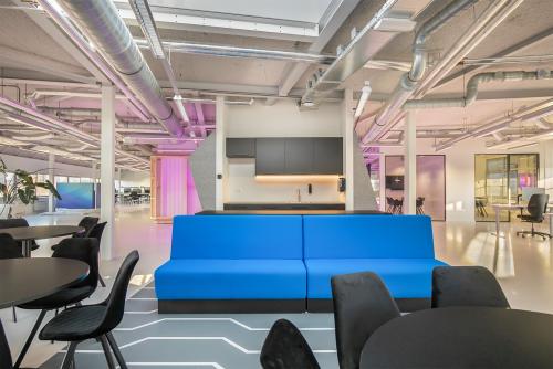 Modern ingerichte kantoorruimte op Vasteland 42-110 in Rotterdam met blauwe bank en werkplekken.