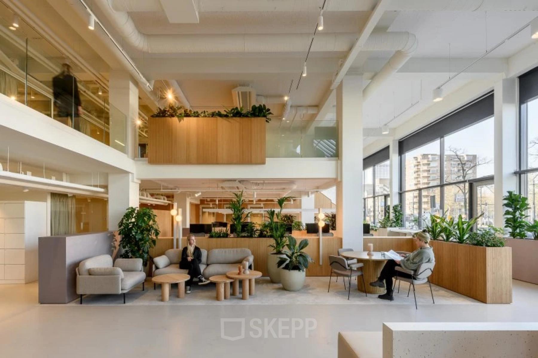 Modern kantoorpand huren op Vasteland 42-110, Rotterdam Centrum: lichte ruimte met zitgedeelte, planten en zakelijke professionals aan het werk.
