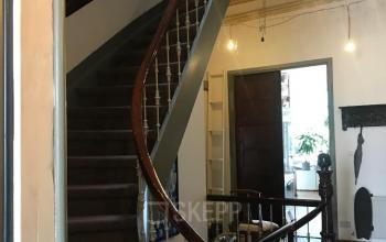 Kantoorruimte huren in een historisch pand aan Schiekade 105, Rotterdam Centrum, met houten trap en klassieke details.