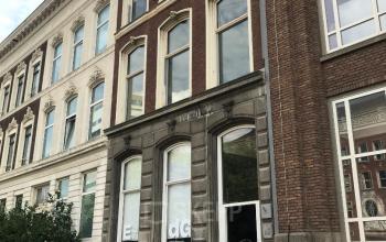 Exterieur van het kantoorpand op Schiekade 105 in Rotterdam Centrum, met uitzicht op een klassieke gevel.