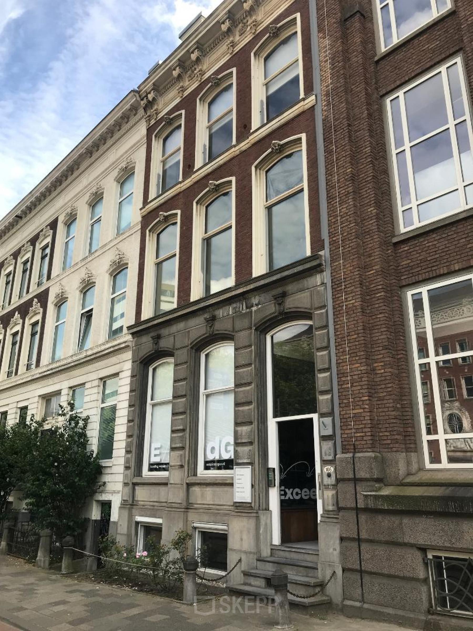 Exterieur van het kantoorpand op Schiekade 105 in Rotterdam Centrum, met uitzicht op een klassieke gevel.