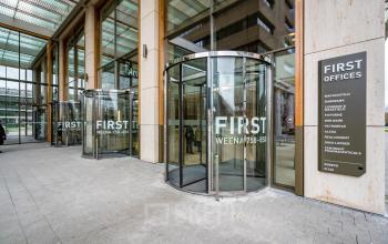 Entree van een kantoorpand op Weena 788 in Rotterdam Centrum met transparante draaideuren en moderne uitstraling.