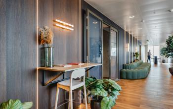 Moderne kantoorruimte in Rotterdam Centrum op Weena 788, met houten vloeren en stijlvolle inrichting. Een uitnodigende omgeving om een kantoor te huren.