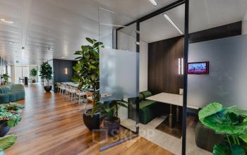 Moderne kantoorruimte huren in het kantoorpand aan Weena 788, Rotterdam Centrum. De open vloerplan inrichting is voorzien van stijlvolle meubels, planten en een glazen scheidingswand voor een creatieve werkomgeving.