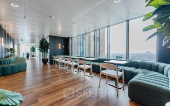 Moderne kantoorruimte op Weena 788, Rotterdam Centrum met ruime zitgelegenheid en veel natuurlijk lichtinval, ideaal voor huur. Grote ramen en houten vloer zorgen voor een uitnodigende sfeer.