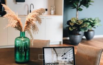 Stijlvolle werkplek op Weena 788 in Rotterdam Centrum met groene accenten en moderne inrichting. Ideaal voor kantoorruimte huren met een focus op productiviteit en comfort.