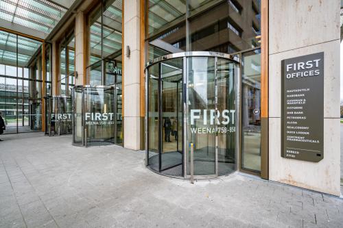 Entree van een kantoorpand op Weena 788 in Rotterdam Centrum met transparante draaideuren en moderne uitstraling.