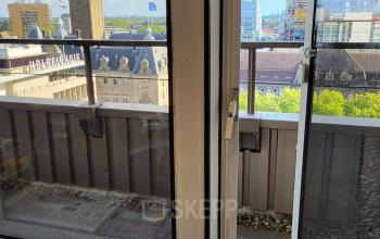 Uitzicht vanuit een kantoor op Aert van Nesstraat 45 in Rotterdam Centrum met grote ramen die natuurlijk licht binnenlaten en een prachtig stadsgezicht tonen.