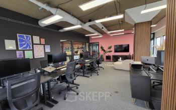 Kantoorruimte op Aert van Nesstraat 45, Rotterdam Centrum met moderne werkplekken en comfortabele zitomgeving.