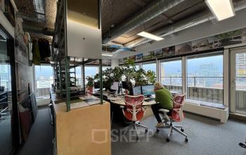 Kantoorruimte huren aan Aert van Nesstraat 45 in Rotterdam Centrum met ruime werkplekken, groenvoorzieningen en uitzicht op de stad.