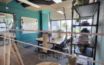 Kantoorruimte met moderne meubels, planten en gordijnen, geschikt voor werk en vergaderingen, gelegen aan Aert van Nesstraat 45 in Rotterdam Centrum.