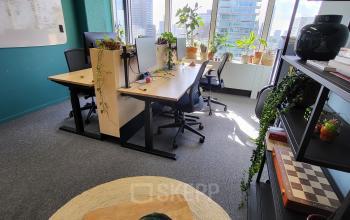 Kantoorruimte huren aan Aert van Nesstraat 45, Rotterdam Centrum met werkplekken en decoratieve planten.