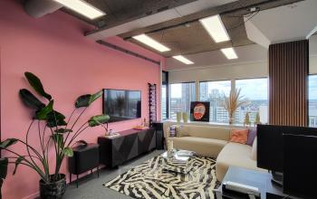 Kantoorruimte huren in kantoorpand op Aert van Nesstraat 45, Rotterdam Centrum met moderne inrichting, kleurrijke wanden, en een zithoek.