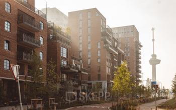 Kantoorpand aan Karl Weisbardstraat 181 - 201 in Rotterdam Centrum met bakstenen gevels en meerdere verdiepingen geschikt voor kantoorruimte huren.