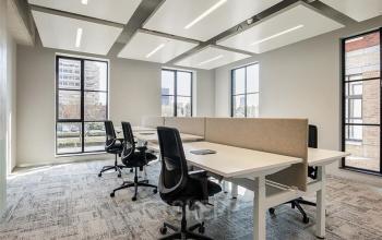 Moderne kantoorruimte te huur aan Karl Weisbardstraat 181 - 201 in Rotterdam Centrum met riante ramen en eigentijds meubilair.