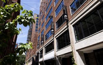 Uitzicht op het kantoorpand aan de Karl Weisbardstraat 181 - 201 in Rotterdam Centrum. Bakstenen gebouw met moderne ramen. Perfect voor bedrijven die kantoorruimte willen huren.