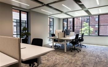 Lichte kantoorruimte huren met moderne bureaus en stoelen, grote ramen die veel natuurlijk licht binnenlaten op Karl Weisbardstraat 181 - 201 in Rotterdam Centrum. Ideale werkplek met eigentijdse inrichting voor productief werken.