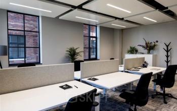 Moderne kantoorruimte op Karl Weisbardstraat 181 - 201 in Rotterdam Centrum, voorzien van werkplekken en stijlvolle inrichting. Ideaal voor bedrijven die kantoren willen huren in een dynamische omgeving.