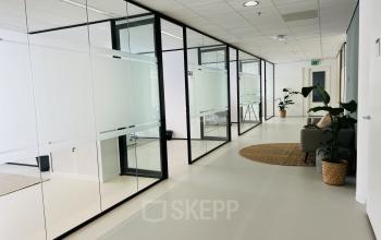 Glazen wanden in een modern kantoorpand op Kruisplein 480, Rotterdam Centrum. De ruimte is licht met een minimalistisch design, ideaal voor kantoorruimte huren.