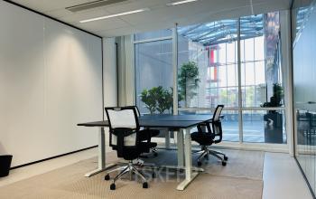 Modern ingerichte kantoorruimte met veel licht en strak design op Kruisplein 480 in Rotterdam Centrum.