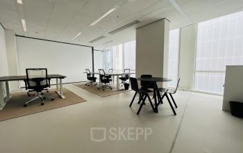 Lichte kantoorruimte huren aan het Kruisplein 480 in Rotterdam Centrum met moderne bureaus en stoelen, ideaal voor zakelijke activiteiten in een inspirerende omgeving.