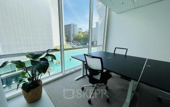 Kantoorpand op Kruisplein 480, Rotterdam Centrum, met moderne werkruimte en uitzicht op de stad. De ruimte is voorzien van bureau en stoel, ideaal voor kantoorruimte huren.