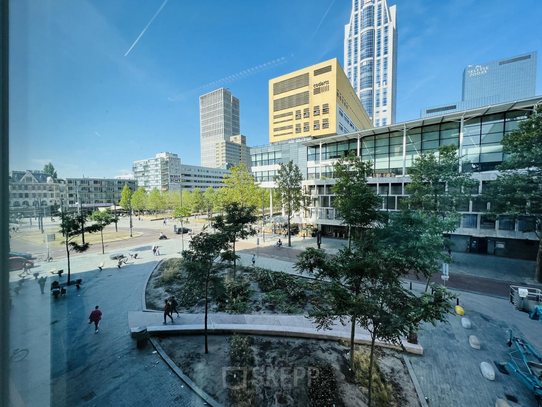 Uitzicht op het exterieur van Kruisplein 480, gelegen in het bruisende centrum van Rotterdam. Geschikt voor huur als modern kantoorpand, omringd door groene ruimtes en stedelijke voorzieningen.