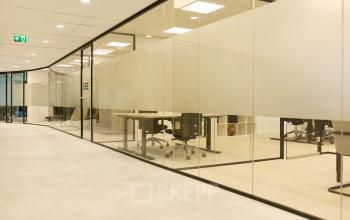 Moderne kantoorruimte huren in Rotterdam Centrum aan Weena 335 met glazen wanden en flexibele werkplekken.