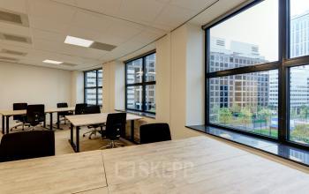 Kantoorruimte huren in Rotterdam Centrum bij Weena 335 met ruime werkplekken en grote ramen die natuurlijk licht binnenlaten, zonder mensen in beeld.