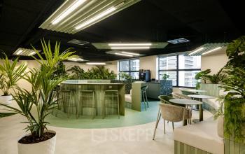 Modern ingerichte kantoorruimte op Weena 335, Rotterdam Centrum met eigentijdse meubels en veel groen. Ideaal voor het huren van een inspirerende werkplek.