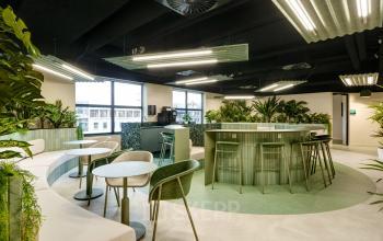 Moderne kantoorruimte huren in Rotterdam Centrum, Weena 335, met stijlvolle meubels en veel groen, ideaal voor creatief werken.