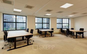 Ruime kantoorruimte op Weena 335 in Rotterdam Centrum met grote ramen en moderne bureaus, ideaal voor kantoorruimte huren met uitzicht op de stad.