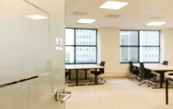 Kantoorruimte huren op Weena 335 in Rotterdam Centrum met natuurlijk licht, moderne meubels en uitzicht op de stad. Ideaal voor verschillende werkopstellingen.