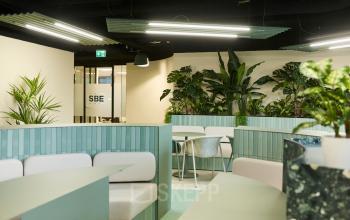 Moderne en groene kantoorruimte op Weena 335 in Rotterdam Centrum, ideaal voor het huren van kantoorruimte met stijlvolle inrichting en veel planten voor een inspirerende werkomgeving.