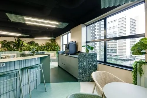 Moderne kantoorruimte te huur op Weena 335 met gezellige pantry, grote ramen en stijlvol interieur in Rotterdam Centrum.