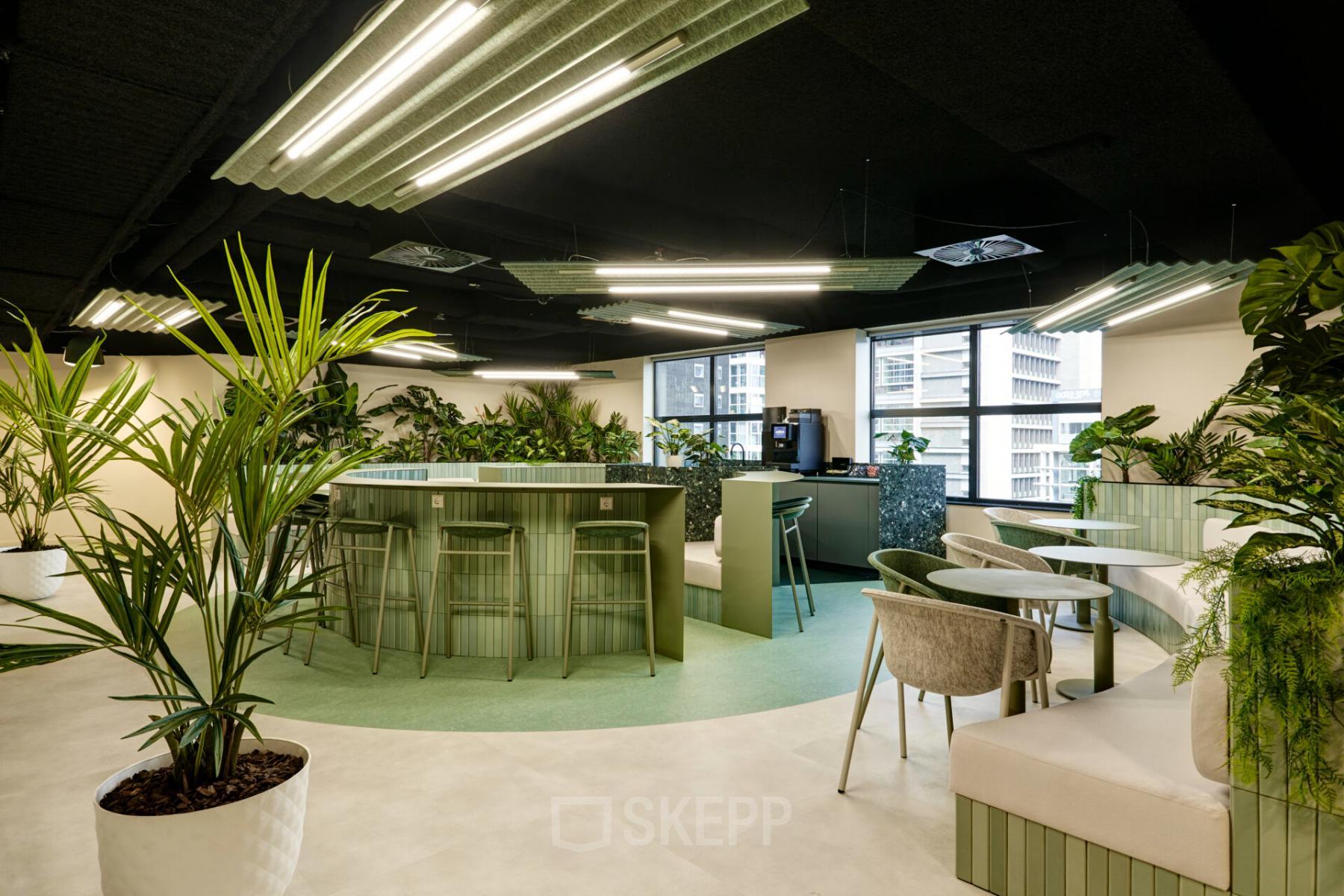 Modern ingerichte kantoorruimte op Weena 335, Rotterdam Centrum met eigentijdse meubels en veel groen. Ideaal voor het huren van een inspirerende werkplek.