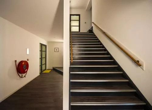 Kantoorpand op Nieuwe Binnenweg 75-77 in Rotterdam Centrum met trapopgang en brandslanghaspel in een nette en georganiseerde omgeving.