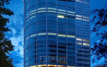 Buitenzijde van Blaak 555, een hoog kantoorpand in Rotterdam Centrum, ideaal voor kantoorruimte huren. Het pand heeft een moderne architectuur met glazen gevels.