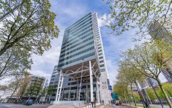 Hoog modern kantoorpand Blaak 555 in Rotterdam Centrum, ideaal voor bedrijven die kantoorruimte willen huren.