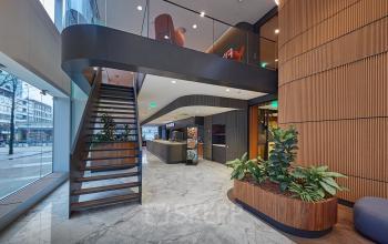 Moderne kantoorruimte in Rotterdam Centrum met stijlvolle inrichting en veel natuurlijk licht. De open ruimte op Blaak 555 is ideaal voor wie een kantoorpand wil huren in een levendige omgeving.