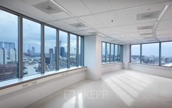 Kantoorruimte huren aan Blaak 555, Rotterdam Centrum met grote ramen die een panoramisch uitzicht bieden op de skyline.