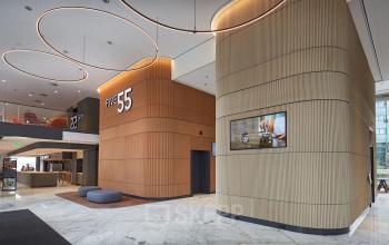 Kantoorruimte huren in Blaak 555, Rotterdam Centrum. Moderne entree met houten panelen en stijlvolle verlichting. Geschikt voor zakelijke ontmoetingen en ontvangst van gasten.