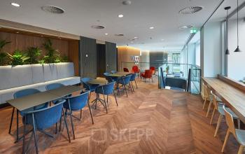 Moderne kantoorruimte op Blaak 555, Rotterdam Centrum met houten vloer en diverse zitmogelijkheden. Ideaal voor kantoorruimte huren met een ruim en licht interieur dat gemeubileerd is.