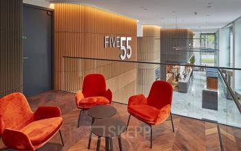 Moderne kantoorruimte huren in Blaak 555, Rotterdam Centrum, met stijlvolle zitjes en houten wandafwerking. Het kantoorpand biedt een inspirerende omgeving voor zakelijke ontmoetingen.